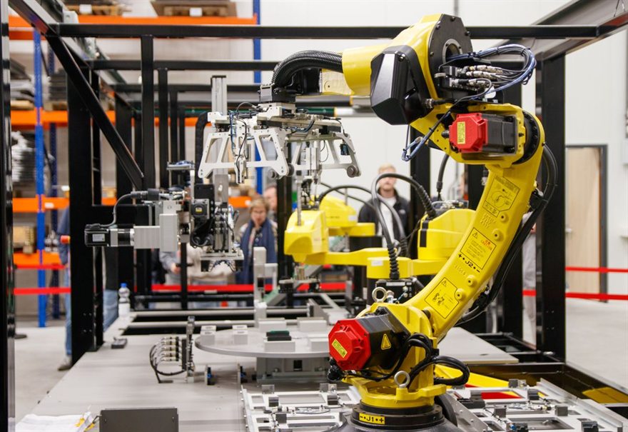 Robotic handling cell on an automated production line